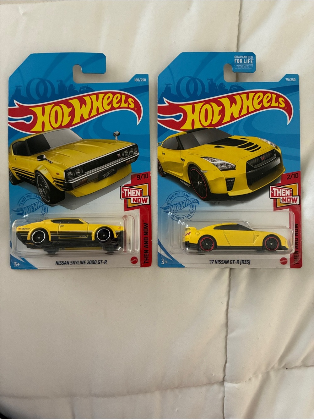 Yellow Nissan Skyline 2000 GT-R & '17 Nissan GT-R (2-Pack)